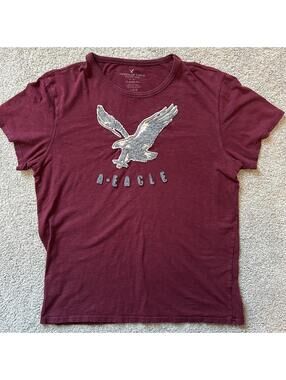 American Eagle Outfitters Men’s size L Burgundy Graphic Classic Fit T-Shirt